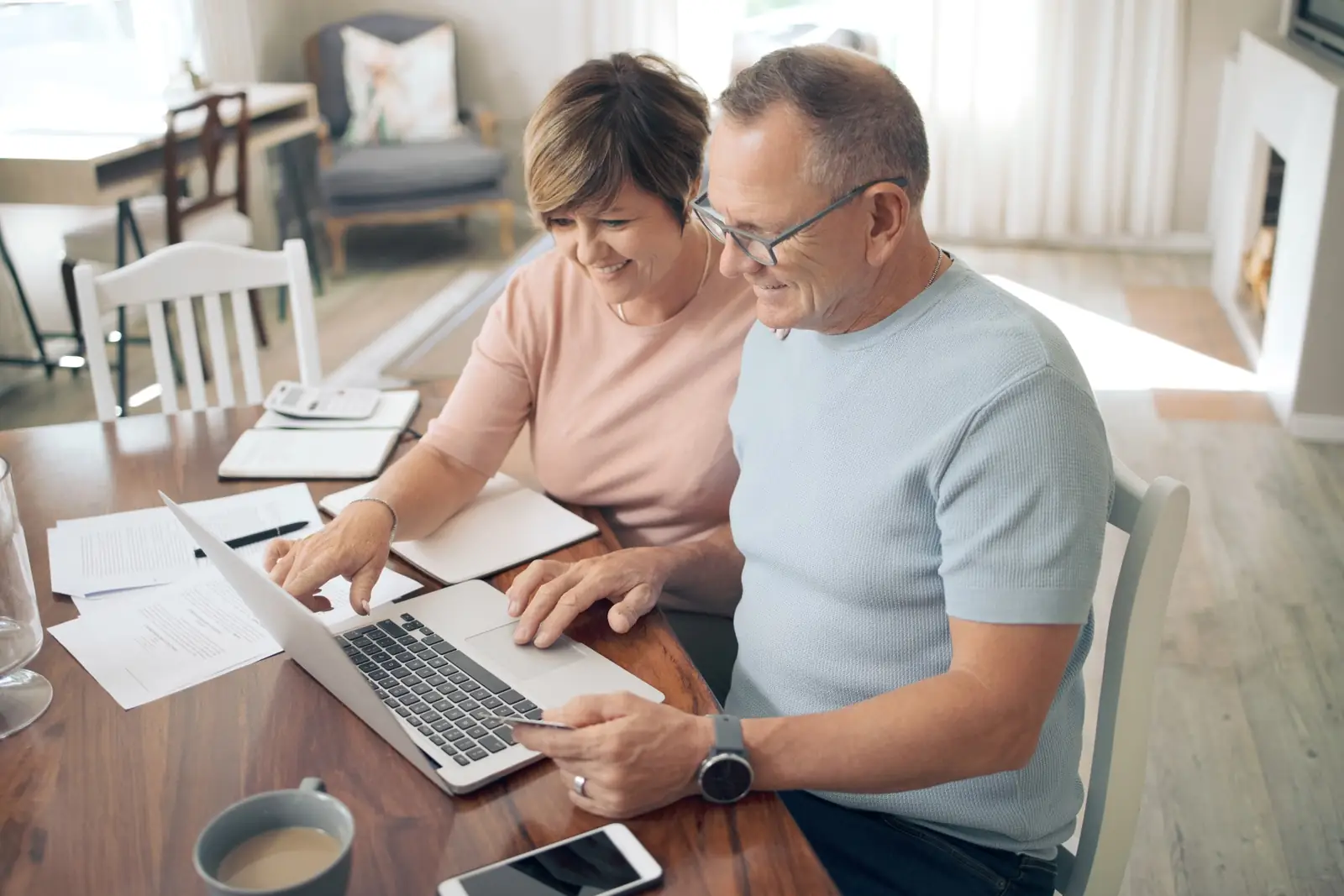 Couple préparant une commande en ligne à la table de la cuisine